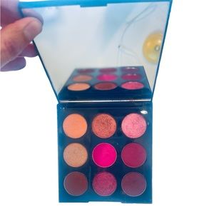 Morphe, Artistry Eyeshadow Pallete,”Just A Crush”